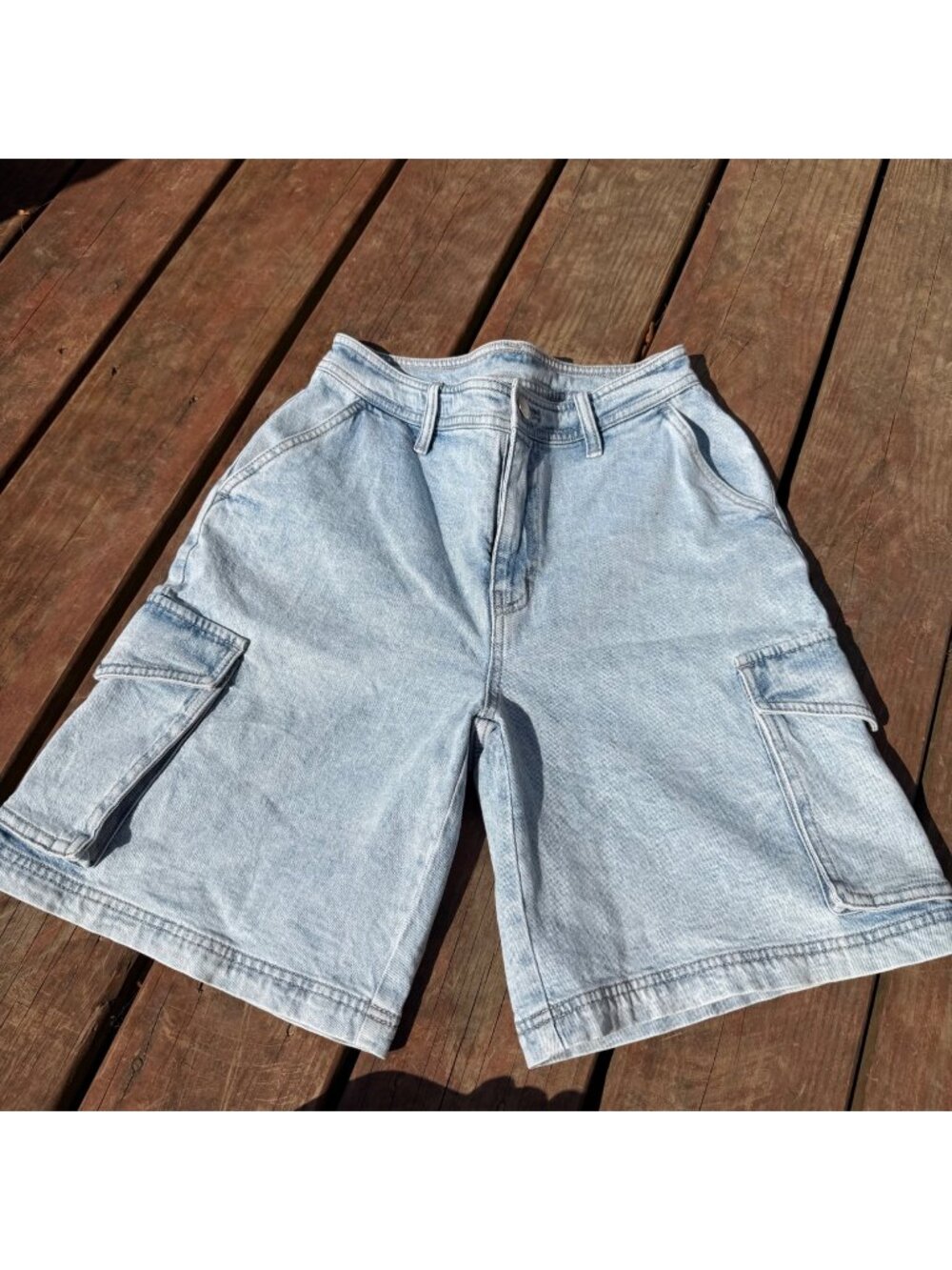 Light Wash Denim Cargo Shorts With Multiple Pockets - Size 2/26 - ON:34th